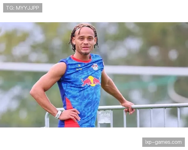 哈维·西蒙斯在巴萨青训的表现稳健，未来足球明星的崛起备受关注